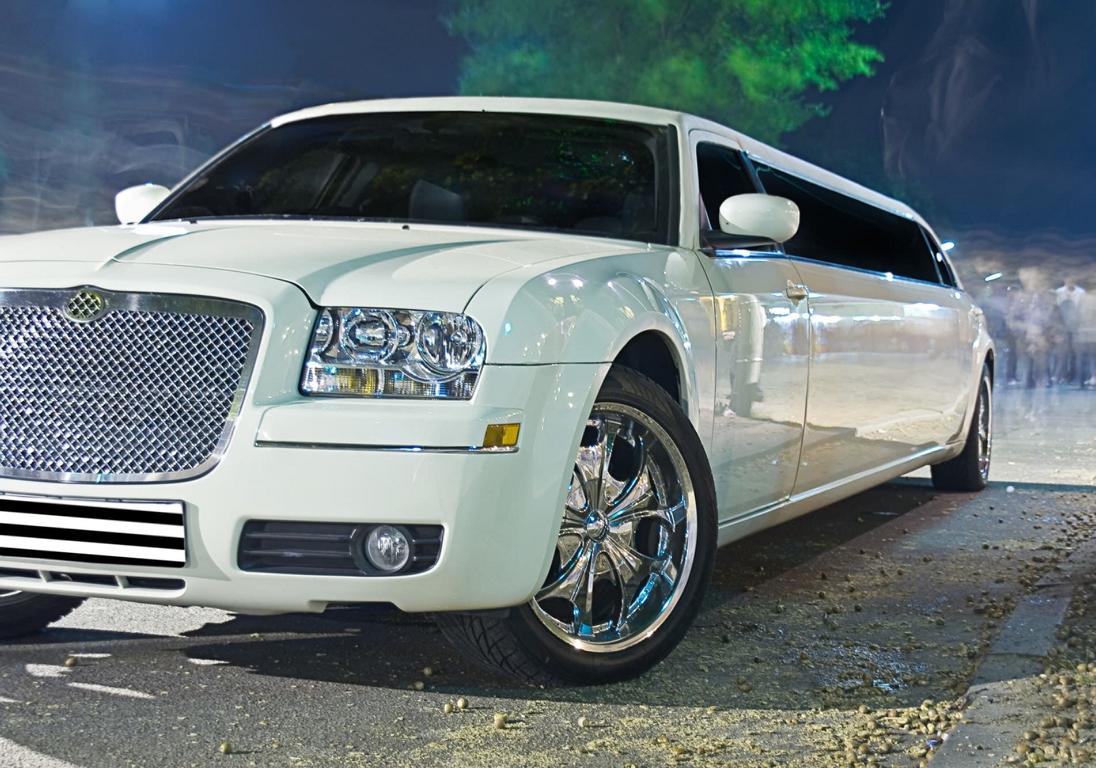 Weiße Chrysler 300 C Limousine von vorne