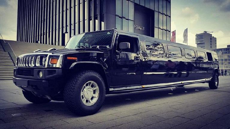 Hummer H2 Stretchlimousine vor dem Düsseldorfer Hyatt Hotel
