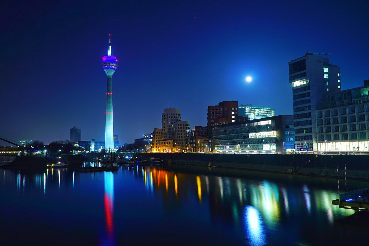 Medienhafen Düsseldorf bei Nacht